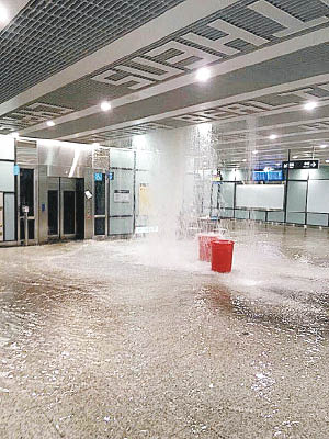 桃園機場第二航廈漏水。（互聯網圖片）