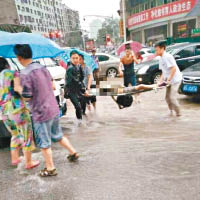 女童被抬上擔架送上救護車。（互聯網圖片）