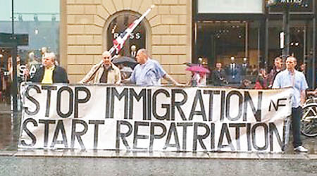 紐卡斯爾一批反移民者要求遣返外國人。（互聯網圖片）