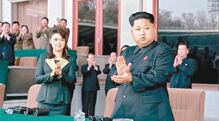 北韓民眾希望金正恩（右）以身作則戒煙。（資料圖片）