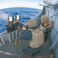 美軍驅逐艦在南海進行輕武器射擊考核。
