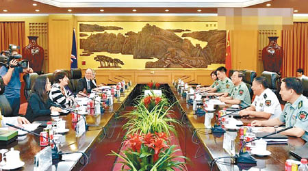 房峰輝上將（右二）周二與新西蘭國防秘書長奎爾特（左二）會談。