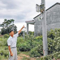 死者家附近的電線杆亦被雷電擊中。（互聯網圖片）