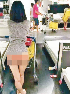 女子赤裸下身，推住購物車閒逛。（互聯網圖片）