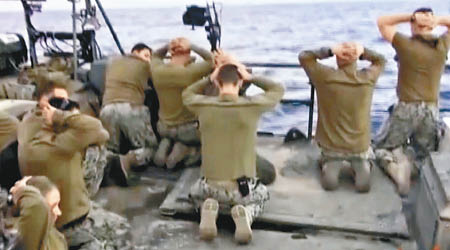 美國海軍士兵在波斯灣乖乖就擒。