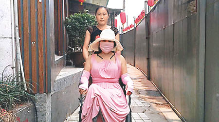 紅粉寶寶曾斷骨增高後，需以輪椅代步。