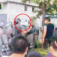 有示威者向警員投擲水樽（紅圈示）。