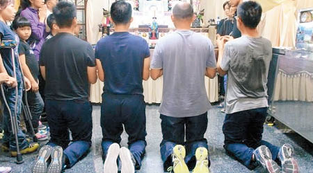 四名涉事官兵前往靈堂下跪磕頭。（中時電子報圖片）