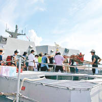 船長黃文忠的家屬登上海軍導彈快艇前往事發地點進行法事招魂。（中時電子報圖片）