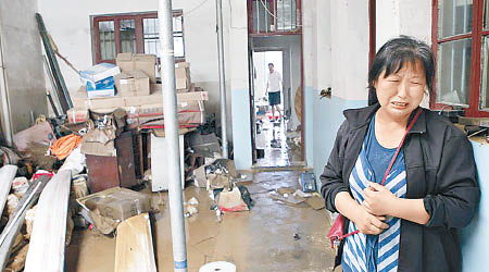 戴女士於鳳凰鎮的家被暴雨淹沒，暫住災民安置區。