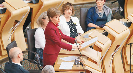 斯特金（站立者）稱將保持蘇格蘭在歐盟的位置。