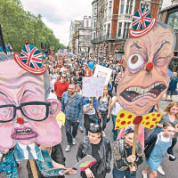 民眾製作脫歐派旗手高文浩（左）及法拉杰（右）的紙牌頭像抗議。