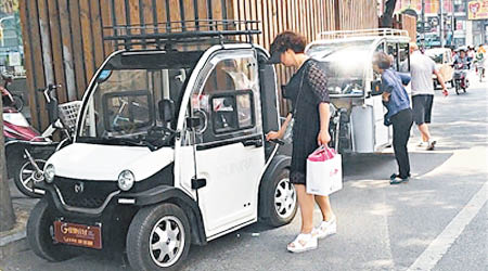 一名女子準備駕走代步車。（互聯網圖片）