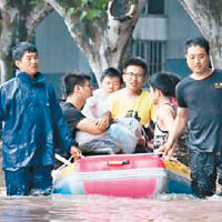 南京<br>南京學生出入需橡皮艇接載。