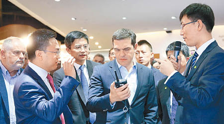 希臘總理齊普拉斯（中）訪京期間參觀中國企業。（互聯網圖片）