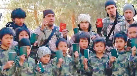 IS分子和娃娃兵手持馬來西亞及印尼護照，揚言要與國家一刀兩斷。（互聯網圖片）