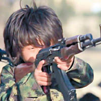 娃娃兵輪流使用半自動步槍作射擊訓練。