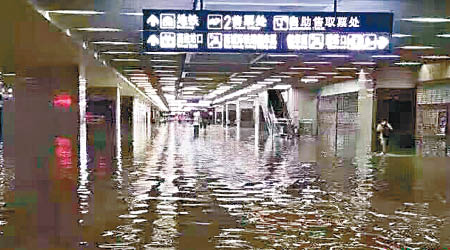 地鐵<br>武漢地鐵站內嚴重水浸。（互聯網圖片）