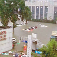 醫院<br>湖北省中醫院外的汽車幾被全淹。