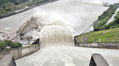 石門水庫開啟排洪隧道排洪。（中時電子報圖片）