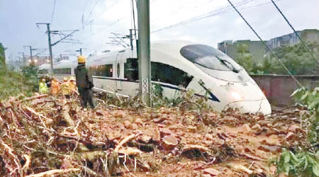 南京南高鐵車廠外有擋土牆坍塌，致列車服務受阻。（互聯網圖片）