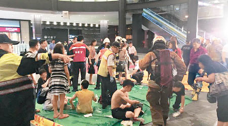 大批乘客在車站內等候救援。（互聯網圖片）