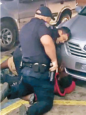 片段顯示斯特林被警員按壓在地上。
