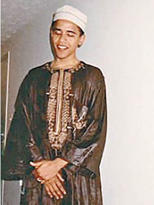 奧巴馬在照片中身穿回教服飾。（互聯網圖片）
