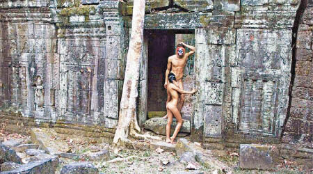 不時有外國遊客在吳哥窟拍裸照。（資料圖片）