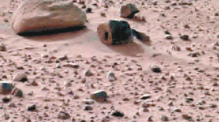NASA火星探測車勇氣號攝得怪石。（NASA圖片）