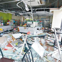 毀店<br>台東一間便利店在颱風侵襲下損毀嚴重。（中時電子報圖片）