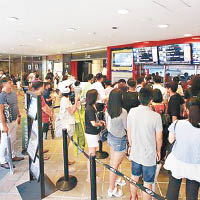 娛樂<br>台北國賓影城售票口，下午排隊人潮眾多。（中時電子報圖片）
