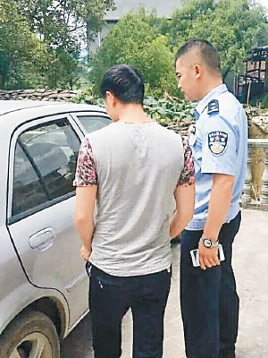 警員向車主了解情況。（互聯網圖片）