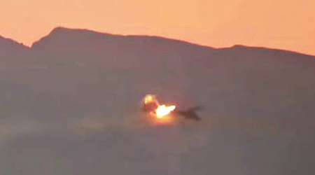 網上片段顯示，俄軍直升機被擊中。（互聯網圖片）