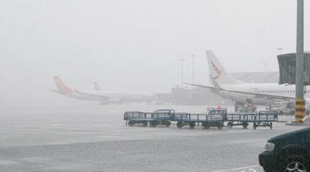 成都雙流國際機場受暴雨影響下曾關閉近一小時。（互聯網圖片）