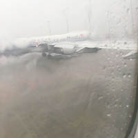 機場被水浸，航班升降大受影響，旅客在侷促的機艙內呆等。（互聯網圖片）