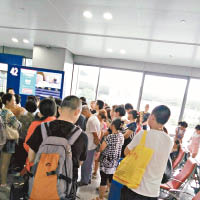 滯留的旅客一度鼓譟，批評機場安排混亂。