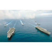 美國航母斯滕尼斯號（前左）及列根號（前右）組成的雙航母編隊近日在菲律賓海進行軍演。