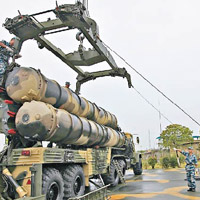 東部戰區空軍導彈某旅混合編組完成導彈吊裝。