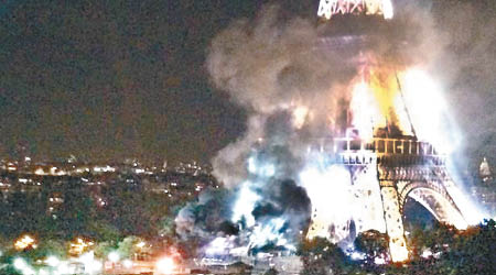 艾菲爾鐵塔舉行煙花匯演後突然冒出大量濃煙。（互聯網圖片）