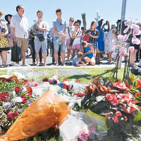 大批民眾在恐襲現場附近獻花，悼念死者。