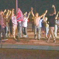 示威者高舉雙手，暗示警方濫殺手無寸鐵之人。（互聯網圖片）