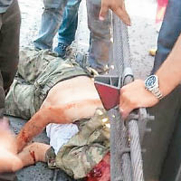 網傳圖片顯示，一名軍人疑似被斬首。