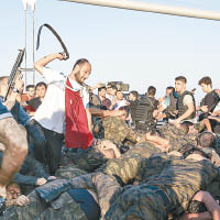 憤怒的土耳其人民，用皮帶鞭打投降士兵。
