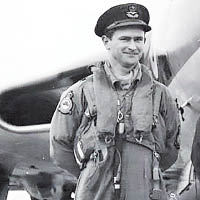 卡爾年輕服役時曾駕駛伏爾甘轟炸機。（互聯網黑白圖片）