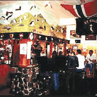 酒吧的客人多為英兵和保育人士。