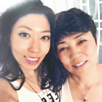 曲婉婷（左）和母親張明杰（右）的合照。（互聯網圖片）