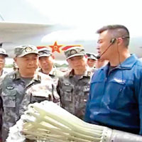 范長龍（前排中）與馬曉天（前左一）及魏鳳和（後右一）視察空軍。