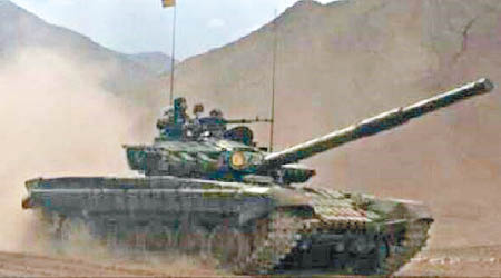 印度所部署的為俄製T72主戰坦克。（電視畫面）