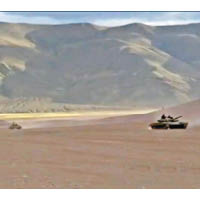 印度軍方在中印邊界部署坦克。